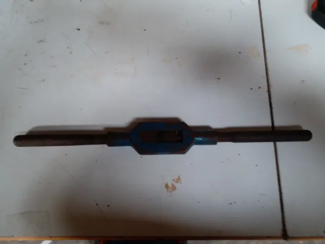 Macho de roscar antiguo