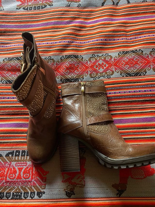 Botines tacón marrones tachuelas