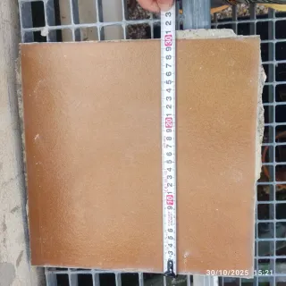 Baldosa de exterior marrón