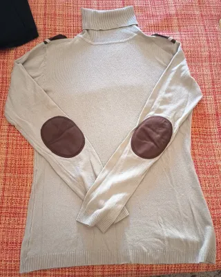 Jersey de cuello alto beige con parches