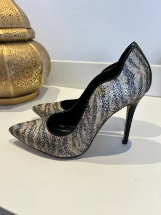 Zapatos de tacón plateados con estampado