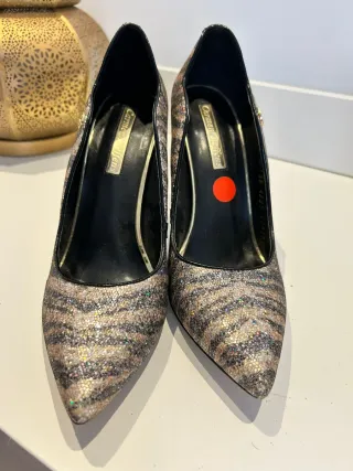 Zapatos de tacón plateados con estampado