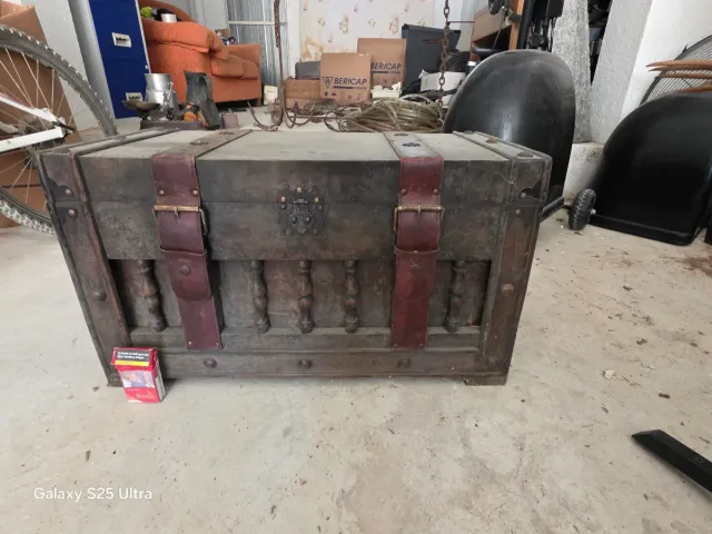 Baúl antiguo de madera con correas