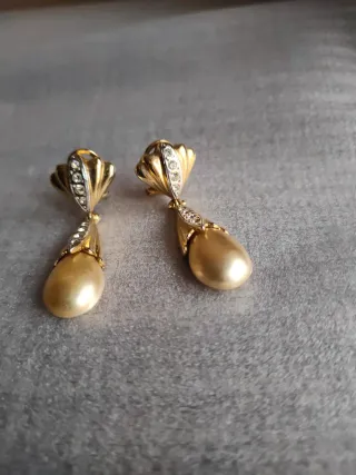 Pendientes chapados en oro con perlas