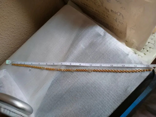 Cadena chapada dorada con detalles