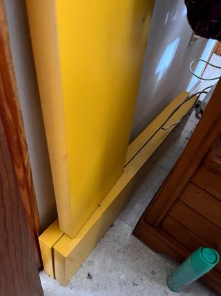 Estantería amarilla