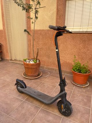 Patinete eléctrico con cargador y casco