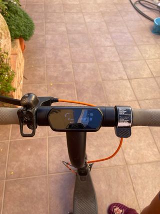 Patinete eléctrico con cargador y casco