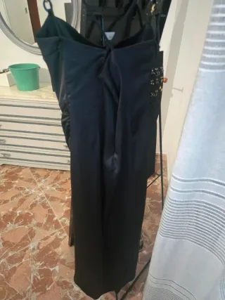 Vestido negro Zara con cadenas.