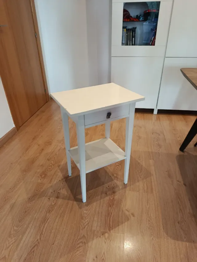 Mesita de noche blanca con cajón
