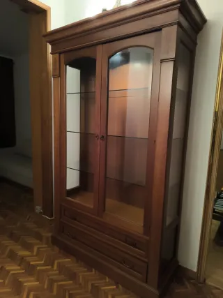 Vitrina madera maciza nogal con puertas de cristal