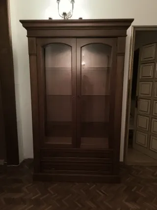 Vitrina madera maciza nogal con puertas de cristal
