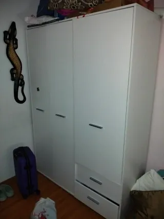 Armario de dormitorio blanco