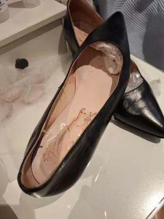 Zapatos de salón negros.