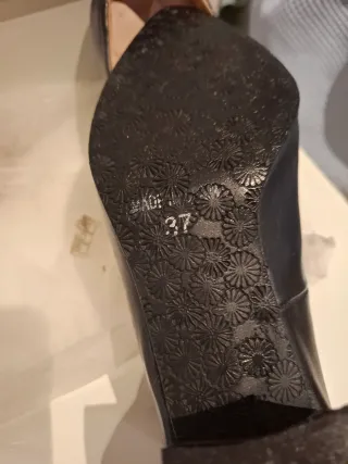 Zapatos de salón negros.