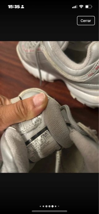 Zapatillas Fila plateadas y rojas