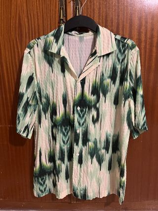 Camisa estampada verde y multicolor