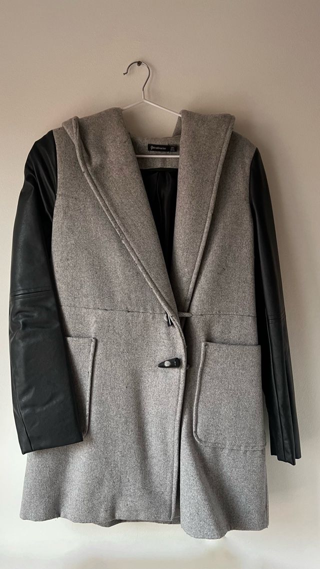 Abrigo gris con mangas en piel