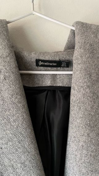 Abrigo gris con mangas en piel