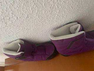 Botas de nieve moradas y negras