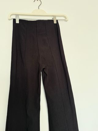Pantalones acampanados Bershka negros