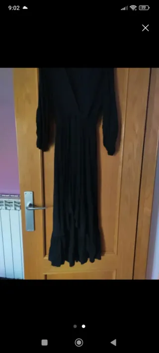 Vestido negro largo con volantes