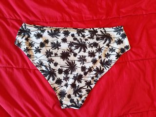 Cueca de bikini branca com palmeiras