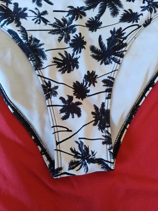 Cueca de bikini branca com palmeiras