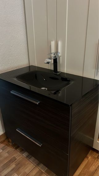Mueble de baño con lavabo negro