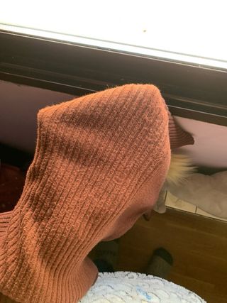 Jersey de cuello alto marrón ajustado