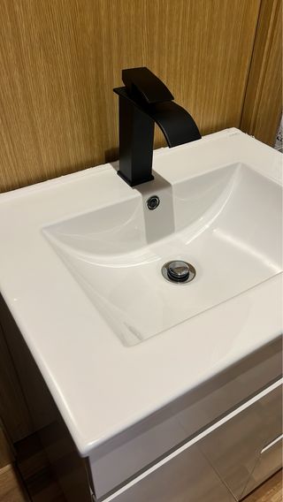 Mueble de baño blanco con lavabo