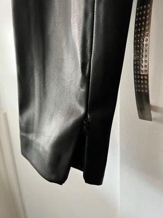 Pantalones de cuero negros Mango