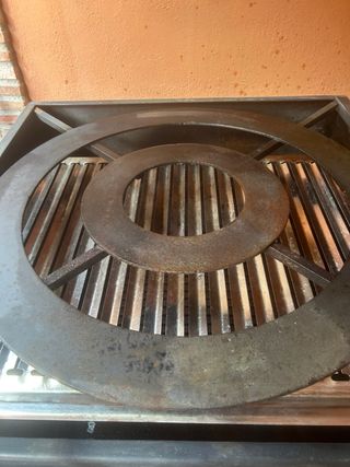 Barbecue a carbone con padella per paella