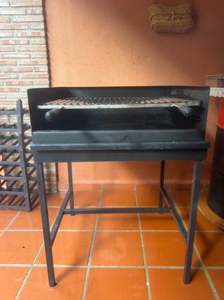 Barbecue a carbone con padella per paella