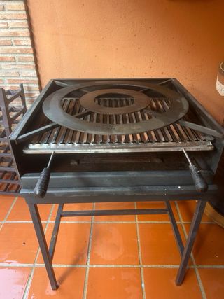 Barbecue a carbone con padella per paella