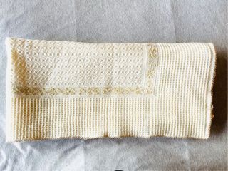 Manta branca para cama ou berço de criança