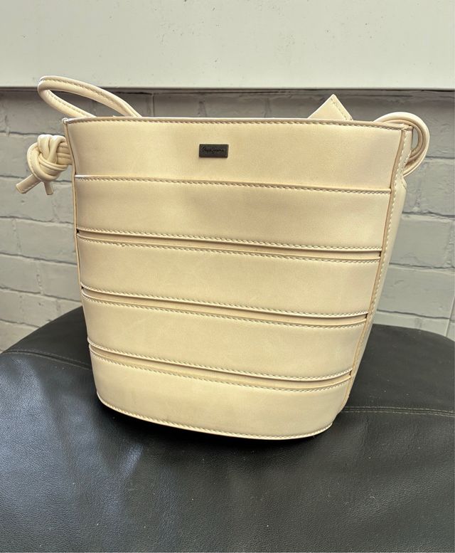 Bolso de piel Pepe Jeans color crema.