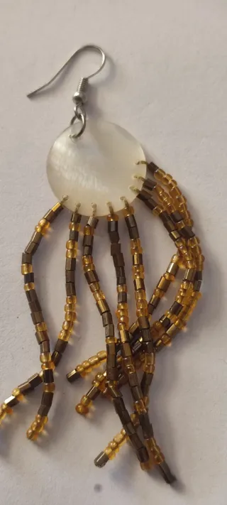 Pendientes largos dorados con cuentas