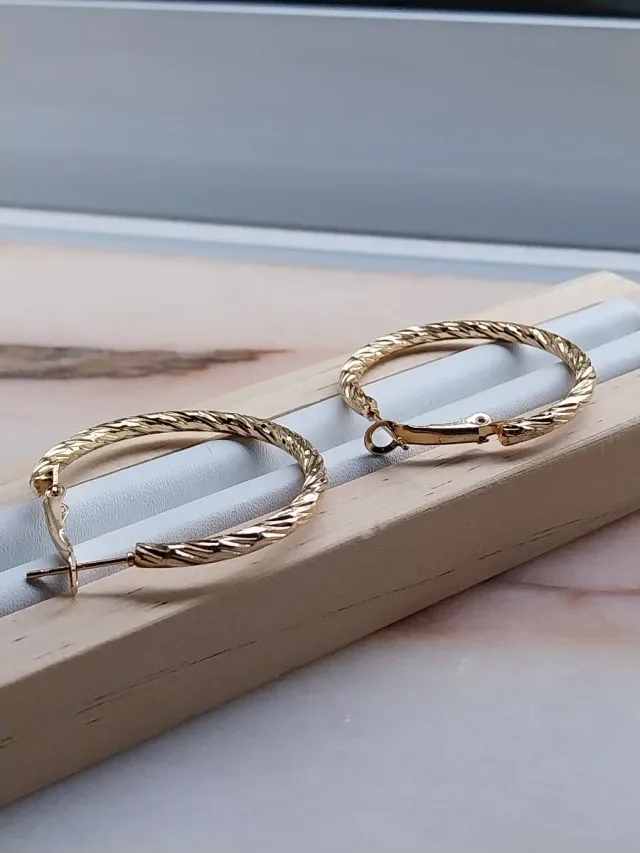 Brincos dourados em espiral