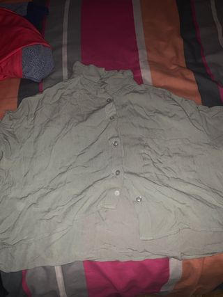 Blusa Stradivarius verde oliva