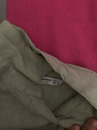 Blusa Stradivarius verde oliva