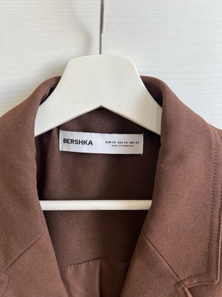 Americana efecto ante marrón Bershka