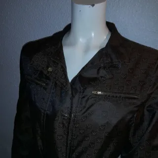 Chaqueta marrón con cinturón