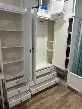 Armario blanco de madera