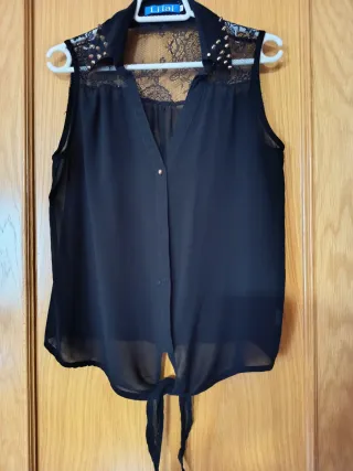 Camisa sin mangas negra con tachuelas