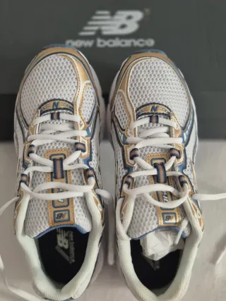 Tenis New Balance Oro y Blanco