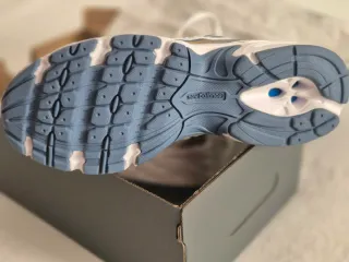 Tenis New Balance Oro y Blanco