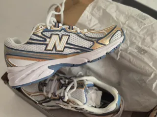 Tenis New Balance Oro y Blanco