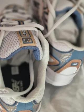 Tenis New Balance Oro y Blanco