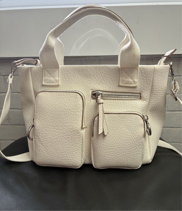 Bolso blanco con bolsillos frontales